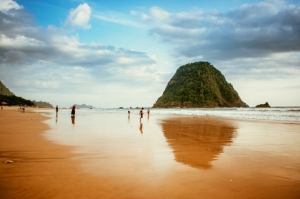 Wisata Banyuwangi Pulau Merah